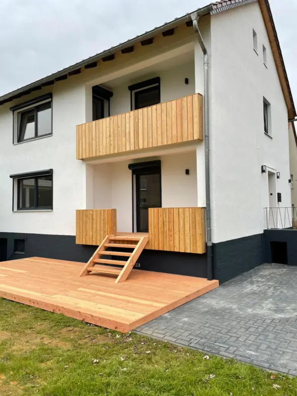 Saniertes Wohnhaus in Salzgitter – neue Holzterrasse, Balkon und Fenster nach energetischer Sanierung durch Artiscon