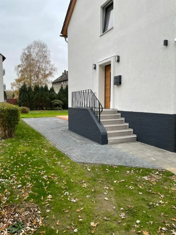 Sanierter Eingangsbereich mit neuer Treppe, Geländer und Pflasterung – Referenzprojekt Glückauf, Artiscon Salzgitter